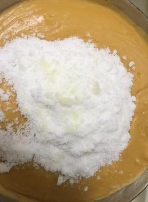 再倒入剩下的全部的糖，中火加热，不断的翻炒