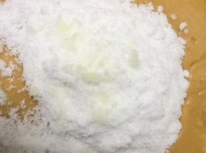 再倒入剩下的全部的糖，中火加热，不断的翻炒