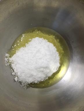 炒锅烧热，锅中放入一大勺花生油和两大勺的糖