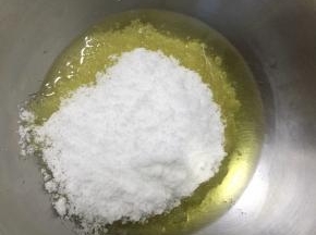 炒锅烧热，锅中放入一大勺花生油和两大勺的糖