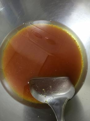 翻炒片刻，待糖慢慢融化并且颜色不断加深