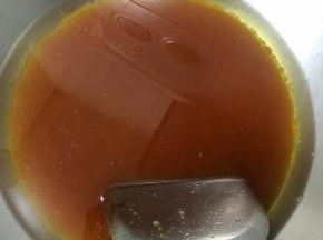 翻炒片刻，待糖慢慢融化并且颜色不断加深