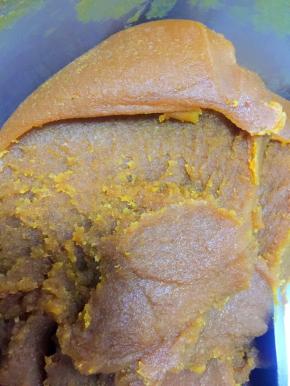 一直不断地翻炒，翻炒至比较干，不粘锅，适量出沙，翻炒不动时关火。冷却后密封保存。