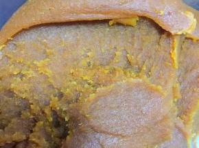 一直不断地翻炒，翻炒至比较干，不粘锅，适量出沙，翻炒不动时关火。冷却后密封保存。