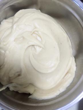 把压好好的莲子用料理机打成泥备用