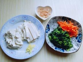 准备食材，青菜洗干净焯水，切碎，胡萝卜去皮切丝。开洋冷水冲洗，泡10分钟。