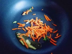 起油锅，加入胡萝卜丝煸炒。