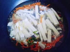 加入适量清水，再加入切好的豆腐。