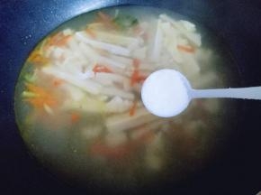 加入盐，十三香，根据个人口味调味。