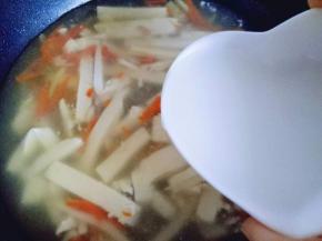 加入自然化开的淀粉勾芡。