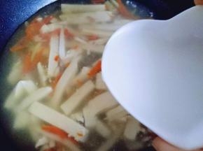 加入自然化开的淀粉勾芡。