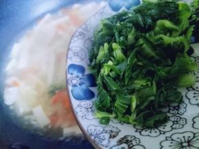 加入切好的青菜，烧烤即可关火。