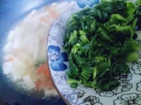 加入切好的青菜，烧烤即可关火。