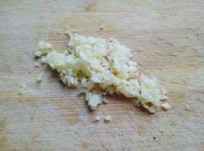 姜蒜去皮切碎。