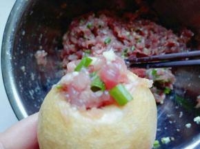 塞入肉馅，用筷子往里装，压紧装满。做出来口感更好，依次完成。