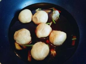 锅中加入清水，葱姜蒜，生抽，老抽，冰糖，面筋，大火烧开，转中火5分钟，再转小火15分钟。