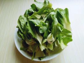 青菜去根，冷水洗干净。