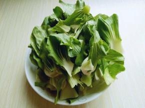 青菜去根，冷水洗干净。