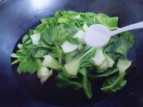 将青菜焯水，锅中加入水大火烧开，加入洗干净的青菜，加入一勺盐，滴几滴食用油，烧开即可。