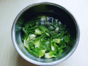 捞出立即过冷水，捞出淋干水份。