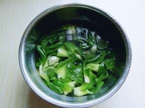 捞出立即过冷水，捞出淋干水份。