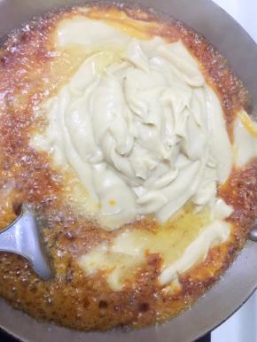 放入打好的莲子泥，（这时要小心，慢慢放，防止烫伤）。不断的翻炒