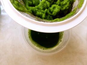 过滤剩下的黄瓜泥，过滤出来的汁液加20克砂糖搅拌均匀