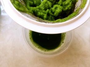 过滤剩下的黄瓜泥，过滤出来的汁液加20克砂糖搅拌均匀