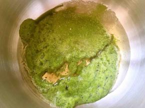 黄瓜洗干净，滤干水份，切碎丁倒入榨汁机内榨成黄瓜泥，取80克黄瓜泥，加玉米油，一小撮盐跟15克砂糖搅拌均匀