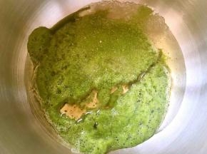 黄瓜洗干净，滤干水份，切碎丁倒入榨汁机内榨成黄瓜泥，取80克黄瓜泥，加玉米油，一小撮盐跟15克砂糖搅拌均匀