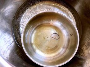 泡软的吉利丁隔水加热至融化