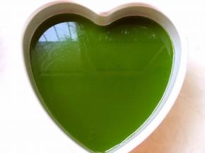 冰箱取出冷藏的蛋糕，将搅拌好的黄瓜汁轻轻倒入模具，不喜欢黄瓜汁的，可以少用一点黄瓜汁，剩下的可以用雪碧或者水代替