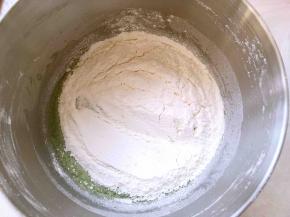 过筛低筋面粉，用蛋抽画Z字搅拌均匀