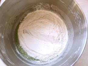 过筛低筋面粉，用蛋抽画Z字搅拌均匀