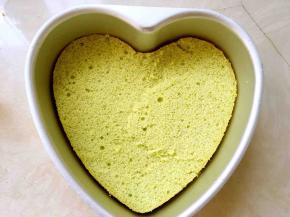 将模具清洗干净，切一块薄薄的蛋糕片，铺在模具底部