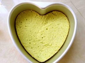 将模具清洗干净，切一块薄薄的蛋糕片，铺在模具底部