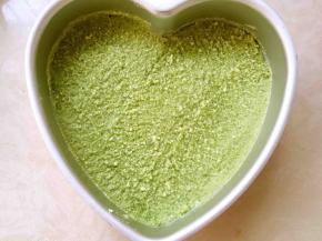 之后倒入模具，用刮棒刮平正，冷藏2个小时