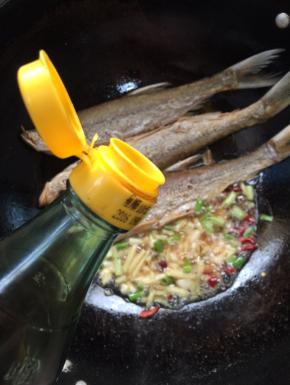 倒入一大勺香醋淋在鱼身上！