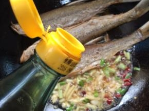 倒入一大勺香醋淋在鱼身上！