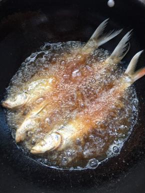 煎至2分钟左右的时候翻面！