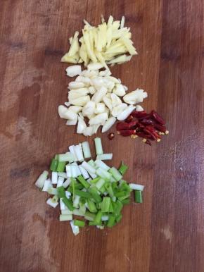 蒜瓣剥皮剁碎，生姜削皮切成丝，干辣椒切成段，葱切成小段儿备用。