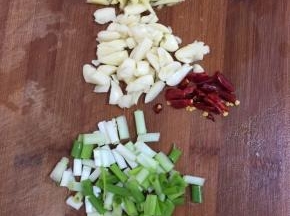 蒜瓣剥皮剁碎，生姜削皮切成丝，干辣椒切成段，葱切成小段儿备用。