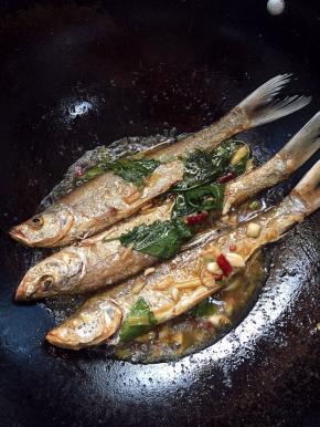 起锅前加入适量的鸡精调味即可！