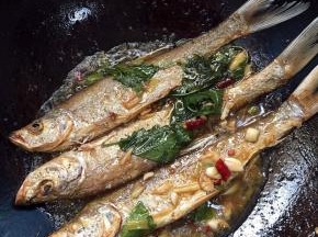 起锅前加入适量的鸡精调味即可！