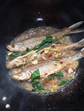  小火慢炖至汤汁浓稠！