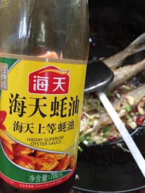 倒入一勺蚝油轻轻的翻炒均匀！