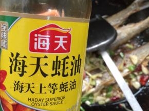 倒入一勺蚝油轻轻的翻炒均匀！