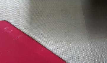 2．在图案上铺好油布。