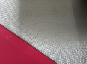 2．在图案上铺好油布。