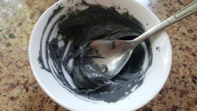 3．调彩绘糊，黄油软化打散，加入橄榄油混合均匀后，加入蛋白和糖粉搅匀，最后加入低筋粉搅匀。